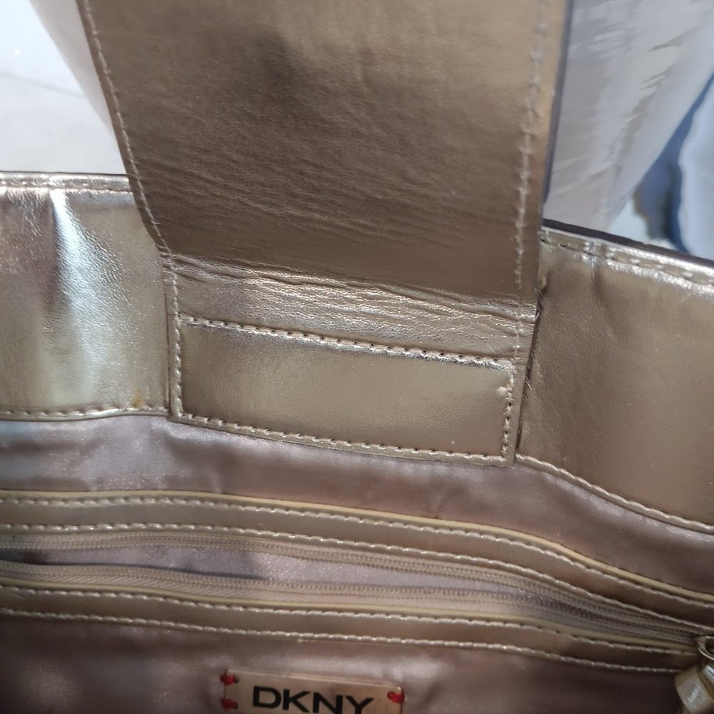 VINTAGE DKNY tan and gold purse Pre-Owned - Picture 3 of 6